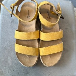 Universal thread yellow wedge sandals